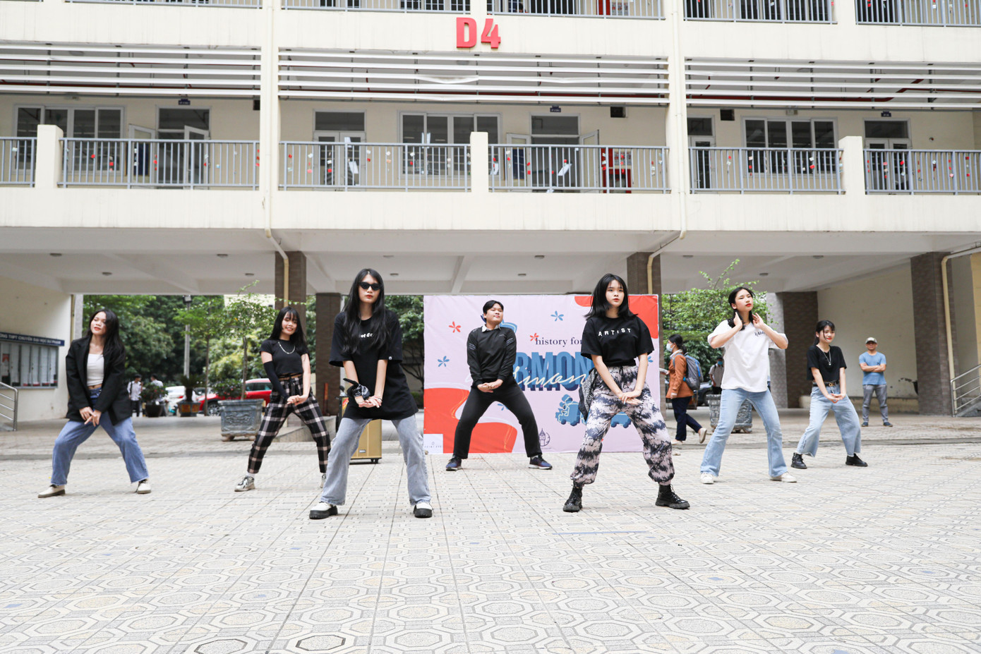 Các tiết mục sôi động đến từ Illusolar Dance Crew và câu lạc bộ âm nhạc Glee Cầu Giấy mang đến không khí náo nhiệt cho lễ hội.