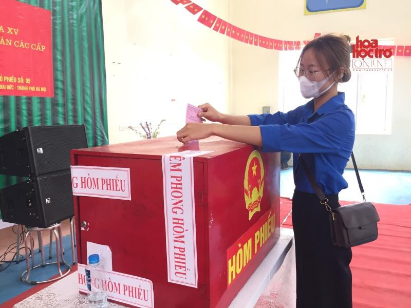 Bạn Vũ Thị Thùy Linh lần đầu tham gia bỏ phiếu bầu cử.