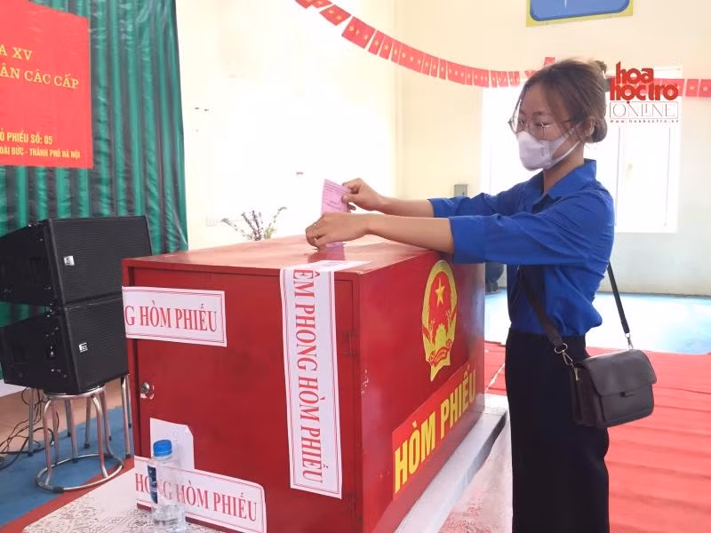 Bạn Vũ Thị Thùy Linh lần đầu tham gia bỏ phiếu bầu cử.