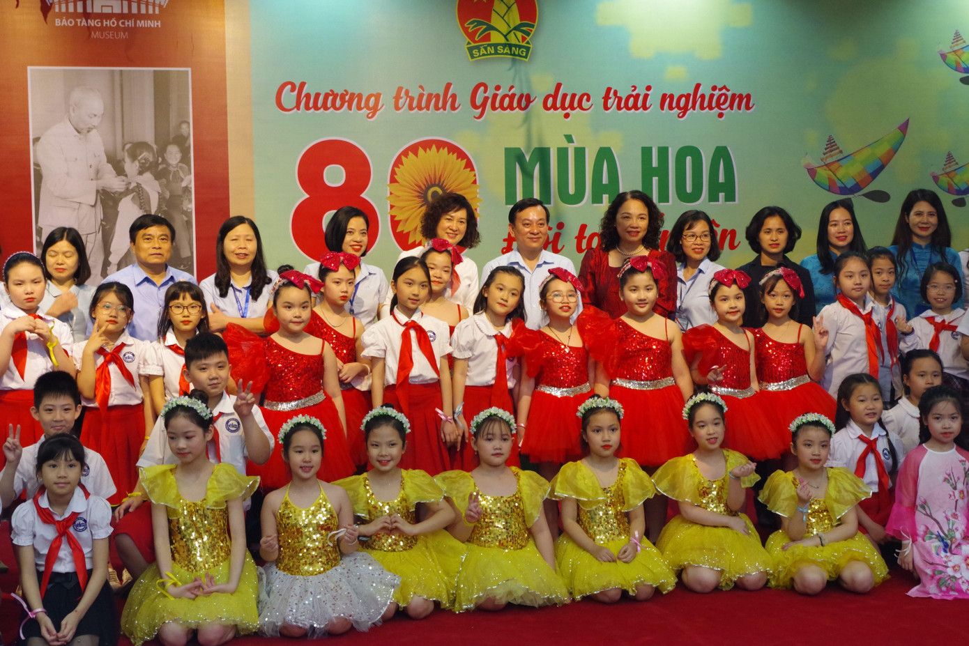 Các vị đại biểu và các bạn học sinh tham dự hoạt động trải nghiệm. Các vị đại biểu và các bạn học sinh tham dự hoạt động trải nghiệm.