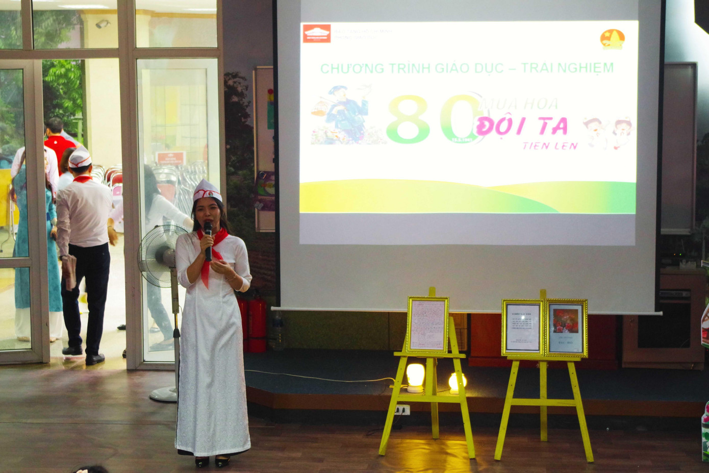 Xuất phát từ những tài liệu hiện vật gốc của bảo tàng, các bạn học sinh đã được tìm hiểu về lịch sử Đội, các phong trào và nhiệm vụ của Đội. Xuất phát từ những tài liệu hiện vật gốc của bảo tàng, các bạn học sinh đã được tìm hiểu về lịch sử Đội, các phong trào và nhiệm vụ của Đội.