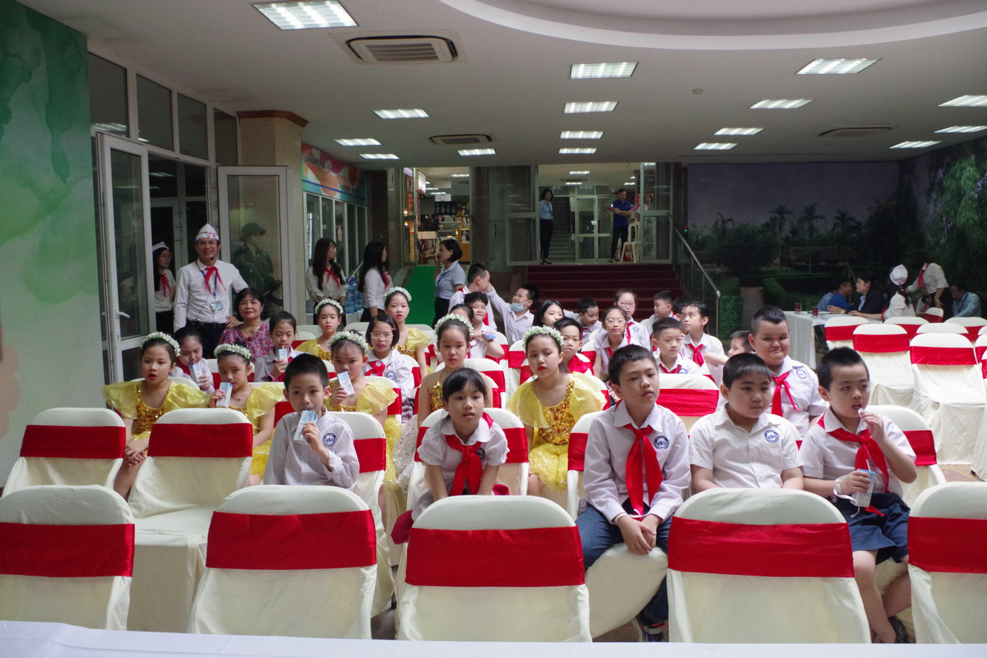 Các em học sinh Tiểu học Chu Văn An tham gia chương trình. Các em học sinh Tiểu học Chu Văn An tham gia chương trình.