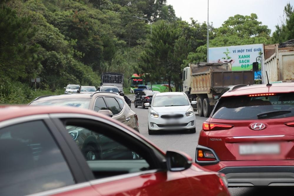 Khung cảnh giao thông hỗn loạn trên một đoạn đường từ Đà Lạt về TP.HCM.