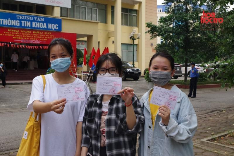 Những bạn trẻ hân hoan với lá phiếu cử tri tham gia bầu cử.