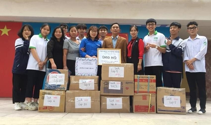 Sự kiện quyên góp sách hướng về miền Trung của CLB. Sự kiện quyên góp sách hướng về miền Trung của CLB.