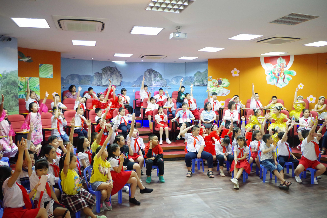 Các bạn học sinh chăm chú lắng nghe và tham gia trả lời các câu hỏi tìm hiểu về lịch sử Đội. Các bạn học sinh chăm chú lắng nghe và tham gia trả lời các câu hỏi tìm hiểu về lịch sử Đội.