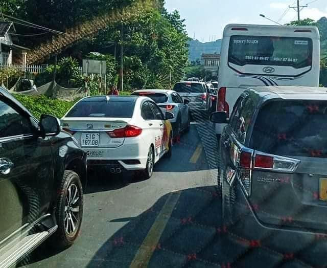 Đoạn đường trên đèo Bảo Lộc hướng về Sài Gòn bắt đầu ùn tắc.