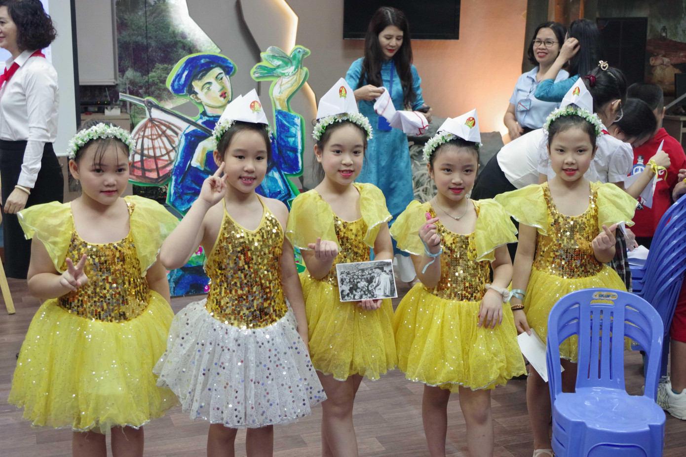 Tham gia buổi trải nghiệm, bạn học sinh nào cũng có cho mình nhiều niềm vui và những kiến thức bổ ích. Tham gia buổi trải nghiệm, bạn học sinh nào cũng có cho mình nhiều niềm vui và những kiến thức bổ ích.