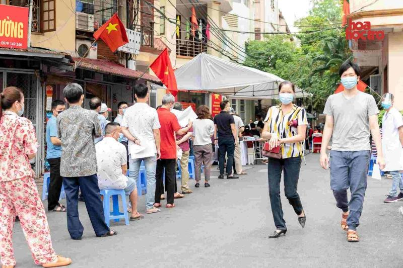 Người dân xếp hàng khai báo y tế trước khi vào bầu cử tại Khu vực bỏ phiếu số 5, phường Mai Dịch, quận Cầu Giấy, Hà Nội.