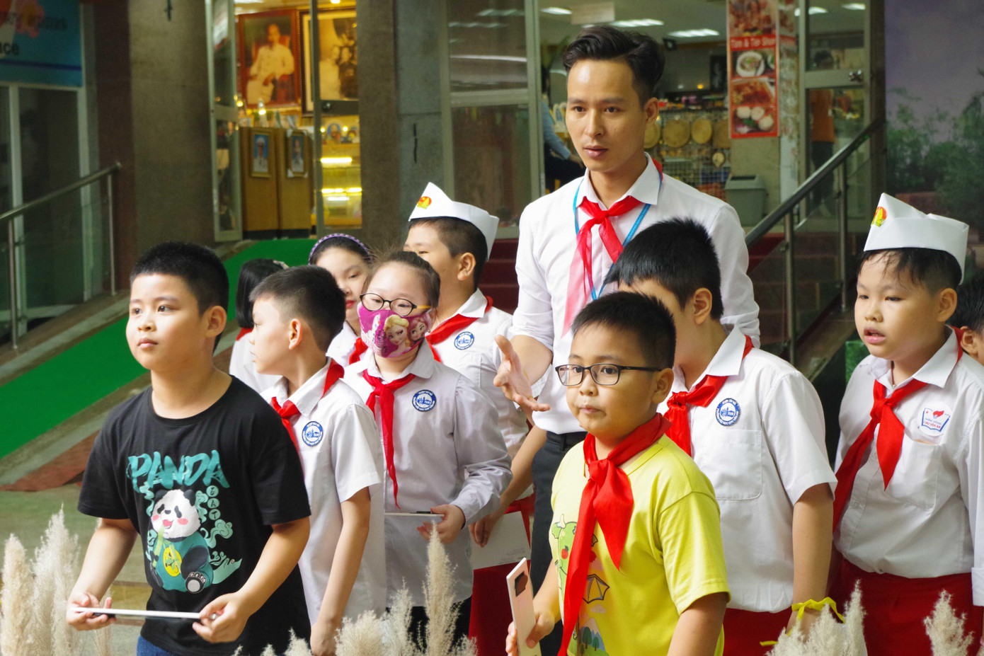 Hoạt động "Em làm liên lạc". Hoạt động "Em làm liên lạc".