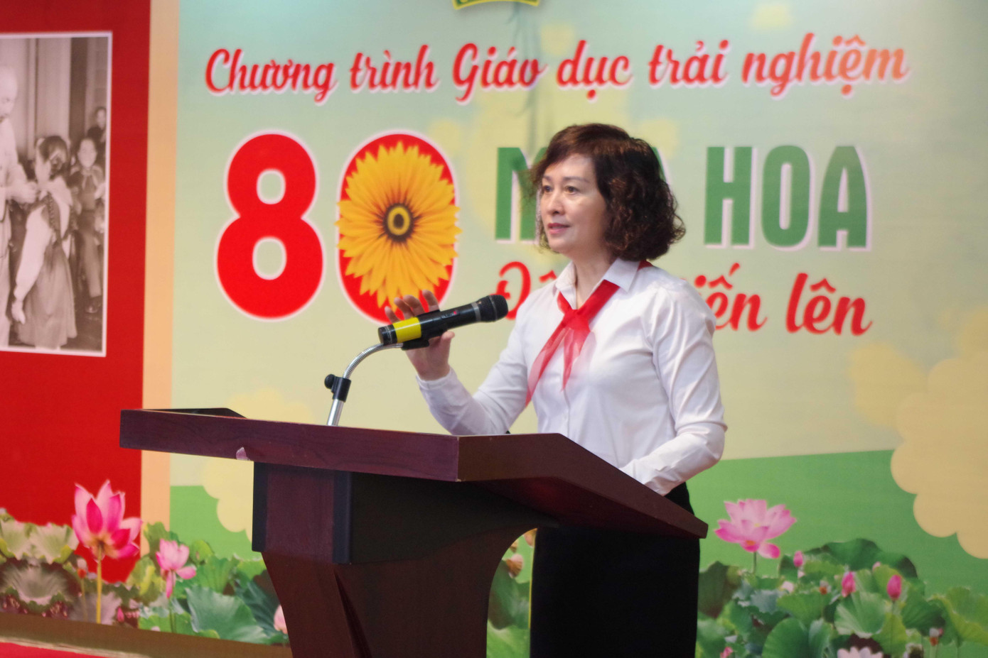 Cô Nguyễn Thị Huệ - Hiệu trưởng trường Tiểu học Chu Văn An phát biểu tại sự kiện. Cô Nguyễn Thị Huệ - Hiệu trưởng trường Tiểu học Chu Văn An phát biểu tại sự kiện.