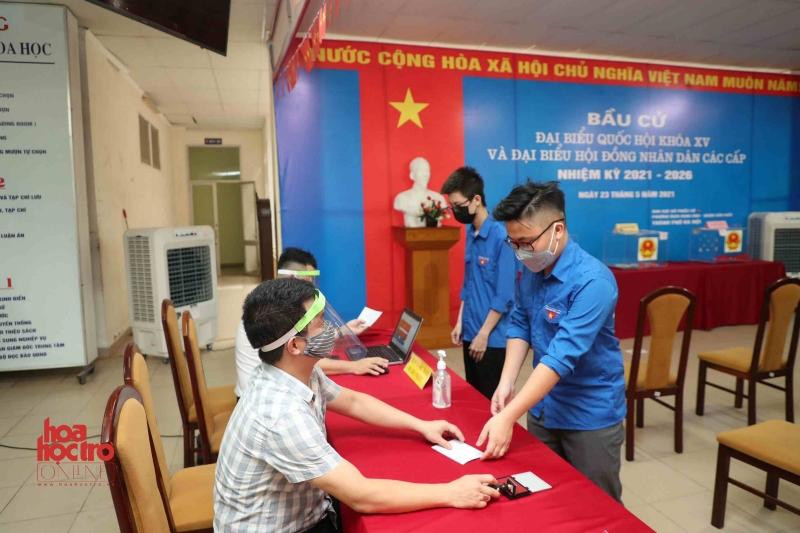 Những cử tri trẻ lần đầu đi bỏ phiếu.