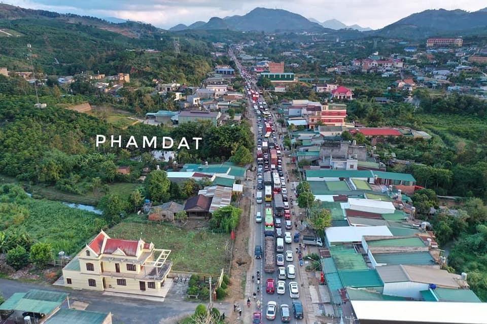 Ô tô xếp thành 3 hàng tắc từ đèo Bảo Lộc xuống đến khu vực dân cư. Ảnh: Phạm Đạt