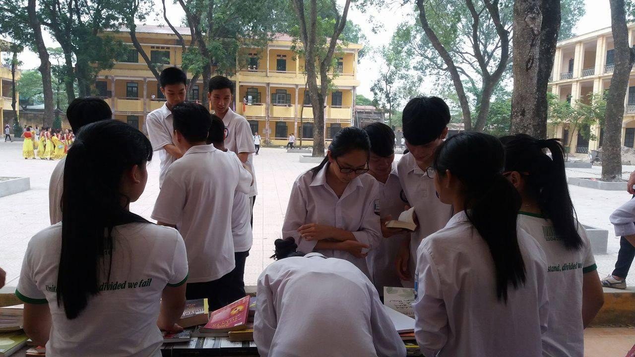 CLB được nhiều bạn học sinh quan tâm và đến tìm đọc sách. CLB được nhiều bạn học sinh quan tâm và đến tìm đọc sách.