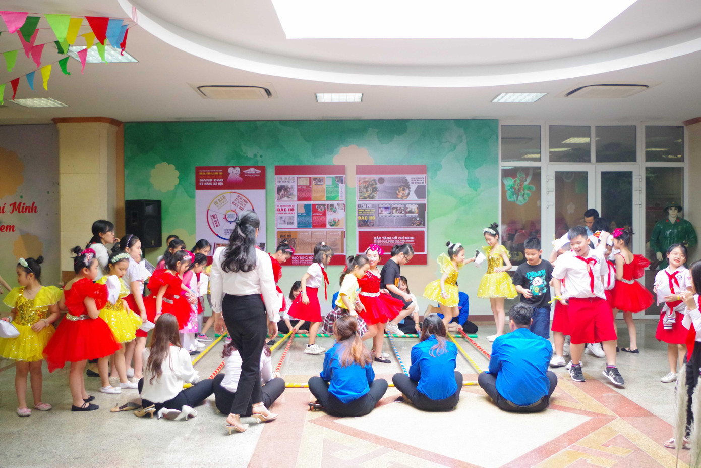 Ở phần hai của hoạt động trải nghiệm, các bạn học sinh được tham gia các trò chơi thú vị với sự hỗ trợ của thầy cô và các hướng dẫn viên bảo tàng. Ở phần hai của hoạt động trải nghiệm, các bạn học sinh được tham gia các trò chơi thú vị với sự hỗ trợ của thầy cô và các hướng dẫn viên bảo tàng.