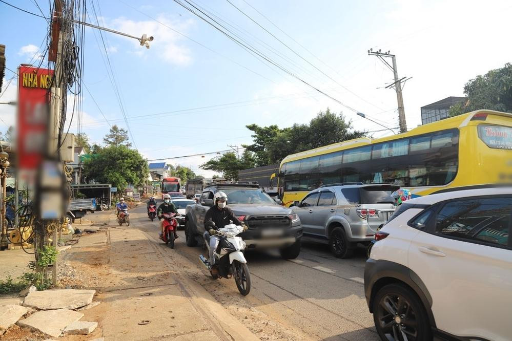 Hàng loạt các phương tiện nối đuôi nhau rời Đà Lạt sau dịp nghỉ lễ.