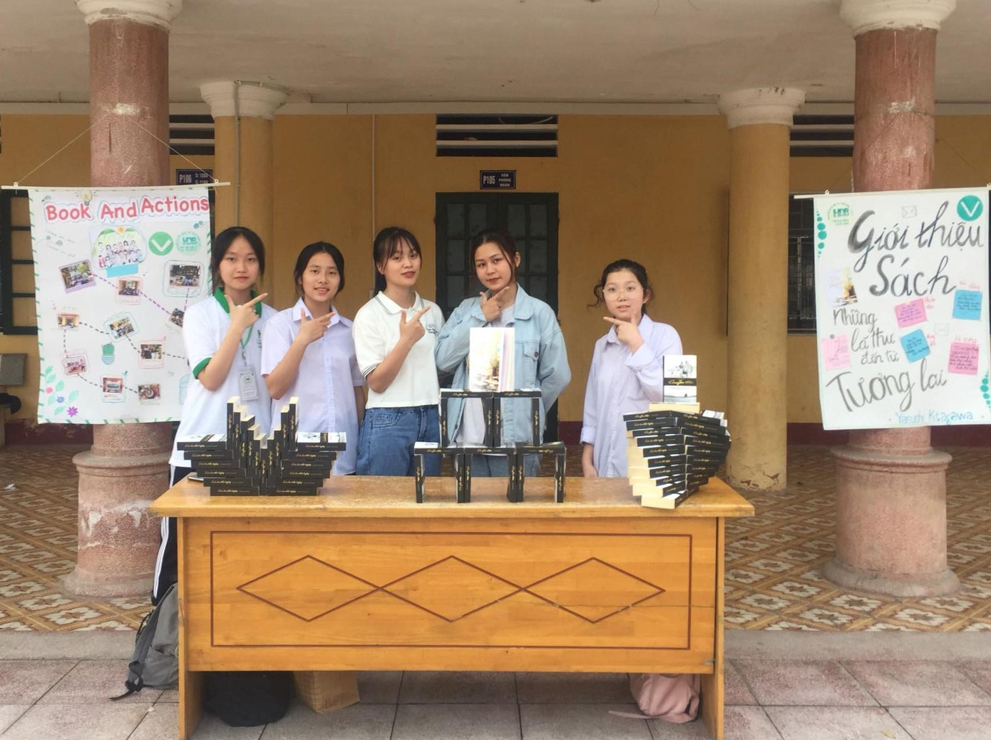 Trịnh Duyên (đứng thứ 2 từ phải sang) cùng các thành viên trong buổi giới thiệu sách. Trịnh Duyên (đứng thứ 2 từ phải sang) cùng các thành viên trong buổi giới thiệu sách.