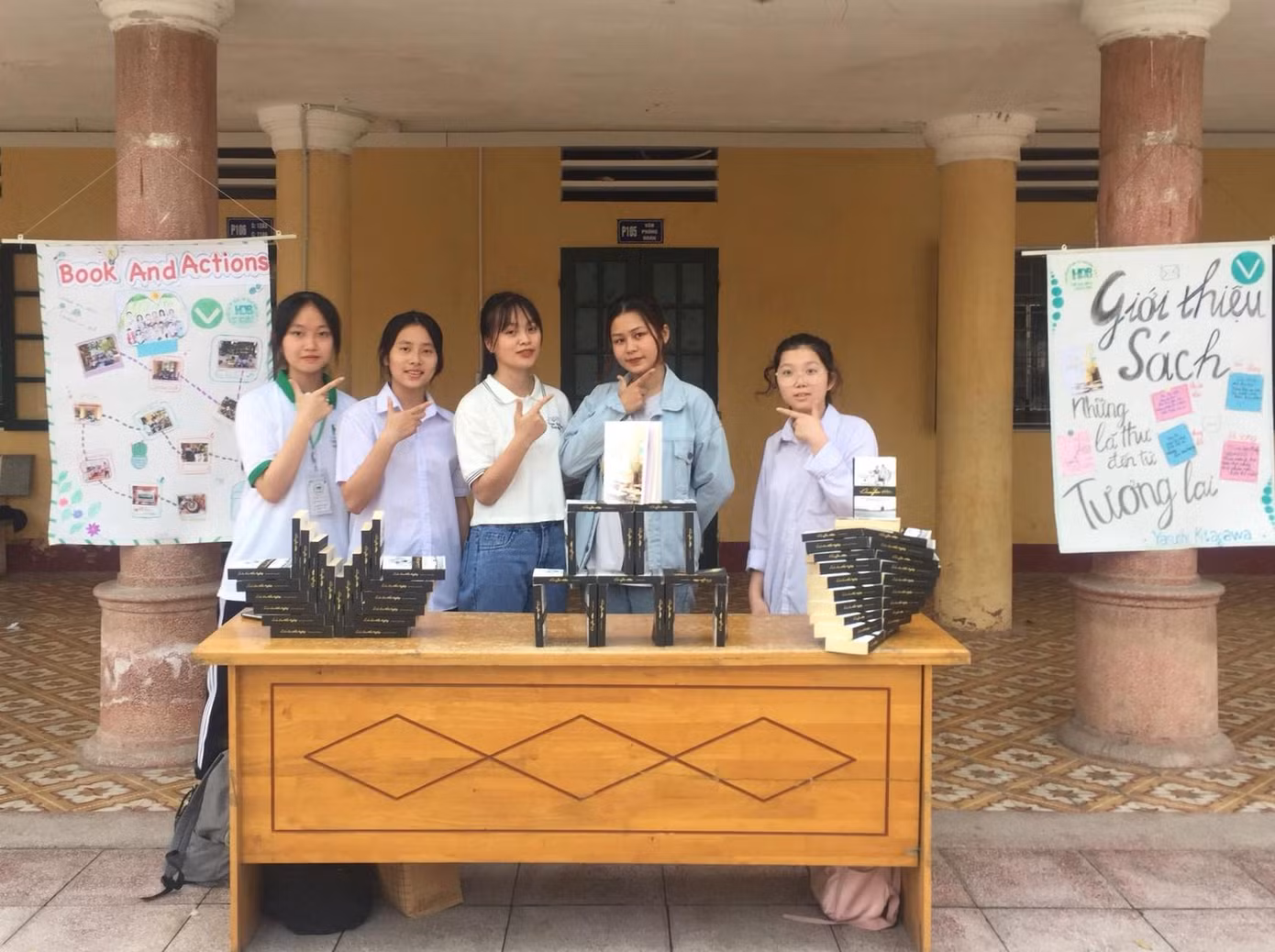 Trịnh Duyên (đứng thứ 2 từ phải sang) cùng các thành viên trong buổi giới thiệu sách. Trịnh Duyên (đứng thứ 2 từ phải sang) cùng các thành viên trong buổi giới thiệu sách.
