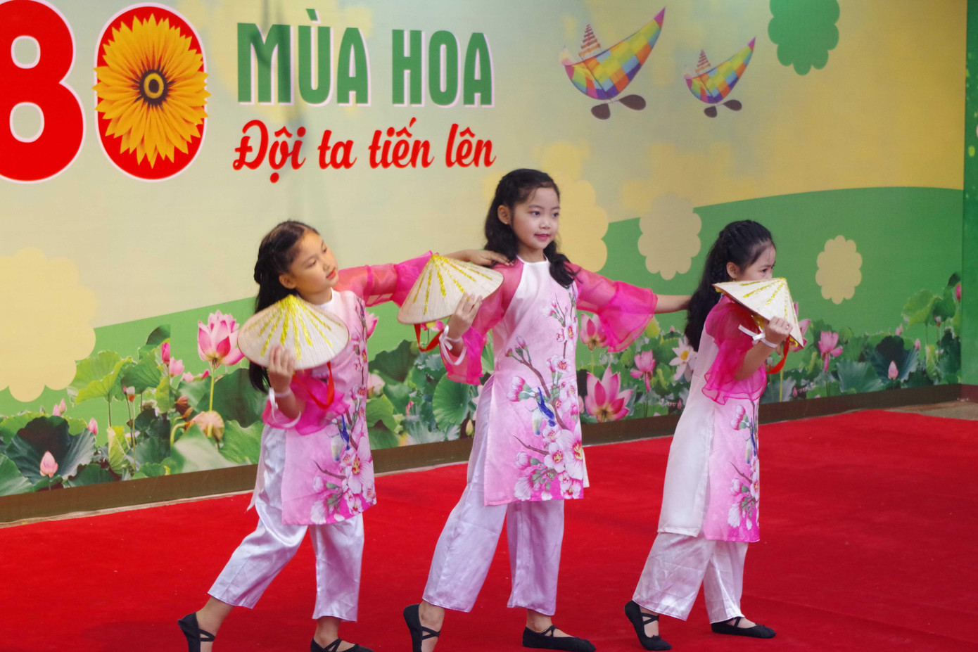 Các tiết mục văn nghệ đặc sắc do học sinh trường Tiểu học Chu Văn An biểu diễn. Các tiết mục văn nghệ đặc sắc do học sinh trường Tiểu học Chu Văn An biểu diễn.