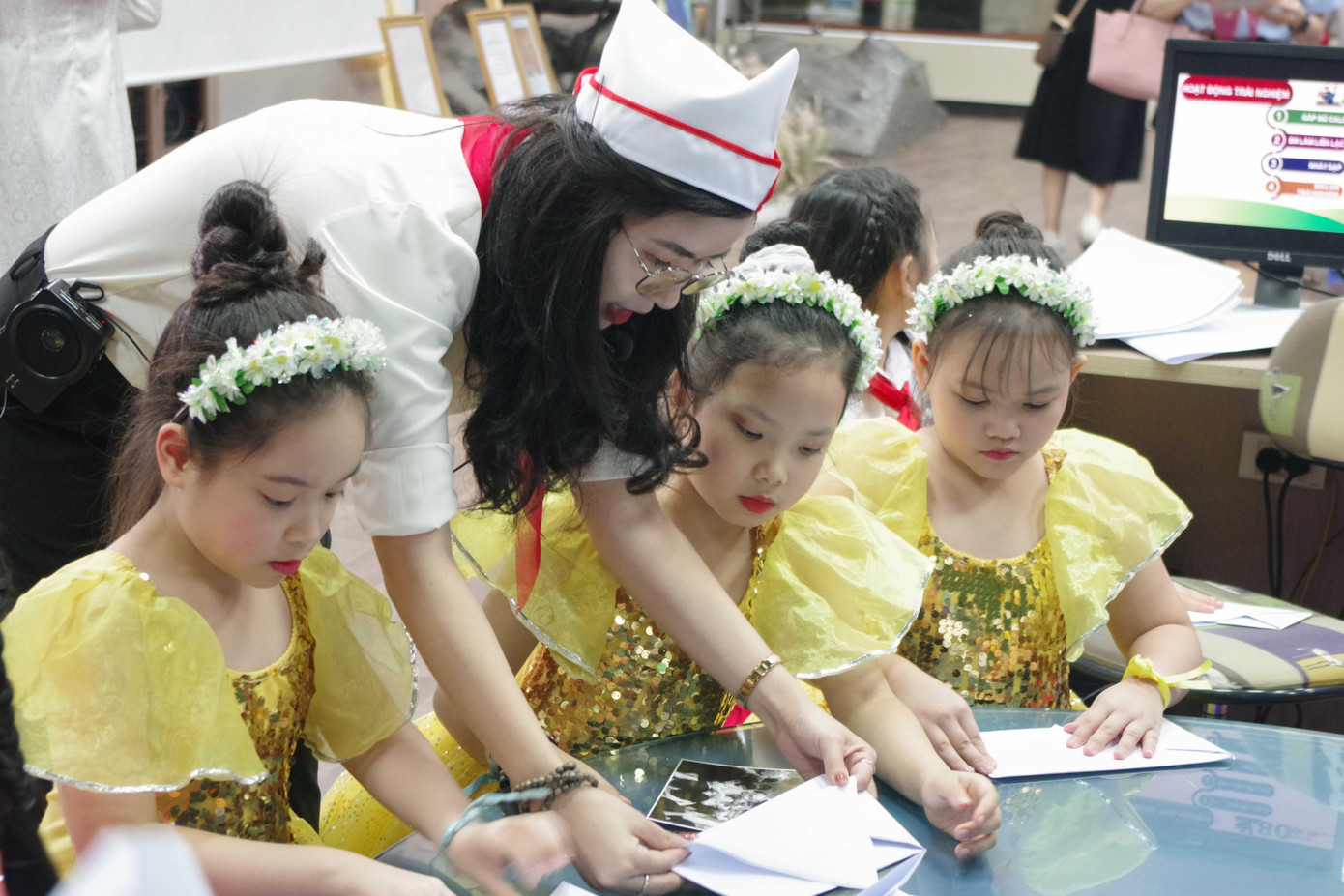 Các bạn học sinh chăm chú theo dõi hướng dẫn để tự thực hiện gấp chiếc mũ ca lô bằng giấy. Các bạn học sinh chăm chú theo dõi hướng dẫn để tự thực hiện gấp chiếc mũ ca lô bằng giấy.