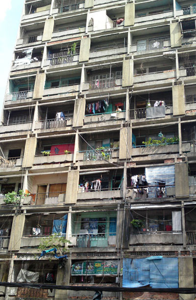 Mặt tiền của chung cư 727 khá nhem nhuốc