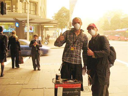 Phố Market ở trung tâm Sydney trong cơn bão bụi. Ảnh: Sydney Morning Herald