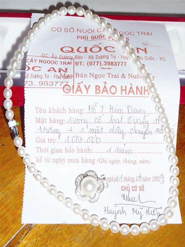 Ngọc trai của cơ sở nuôi cấy ngọc trai Quốc An được bảo hành một năm. Ảnh: Hồng Lĩnh