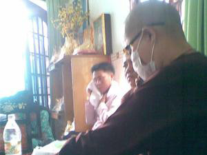 Cô hai Minh Đạo đang lăn trứng chữa bệnh cho bệnh nhân Ảnh: Lê Nguyễn