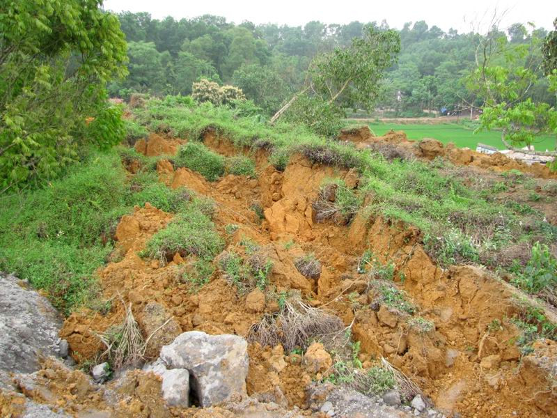Vụ sạt lở khiến khu vực xung quanh bị ảnh hưởng nghiêm trọng. Vụ sạt lở khiến khu vực xung quanh bị ảnh hưởng nghiêm trọng