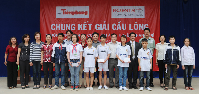 Đại diện Công ty Bảo hiểm Prudential Việt Nam, báo Tiền Phong và chính quyền, nhà trường trao thưởng và chụp ảnh cùng các học sinh thi đấu xuất sắc. Ảnh: Tuấn Nguyễn. Đại diện Công ty Bảo hiểm Prudential Việt Nam, báo Tiền Phong và chính quyền, nhà trường trao thưởng và chụp ảnh cùng các học sinh thi đấu xuất sắc. Ảnh: Tuấn Nguyễn