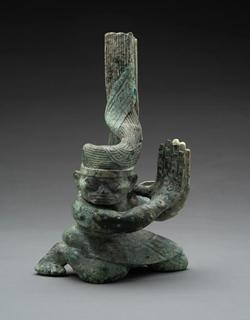 Tư thế độc đáo của một nhân vật trong pho tượng được khai quật ở di chỉ Tam Tinh Đôi. Tư thế độc đáo của một nhân vật trong pho tượng được khai quật ở di chỉ Tam Tinh Đôi.