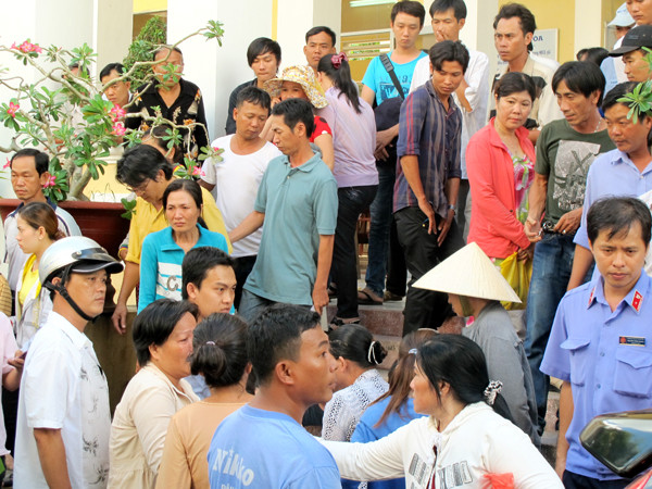 Nhiều thân nhân của bị cáo khóc, ngất xỉu khi nghe tuyên án