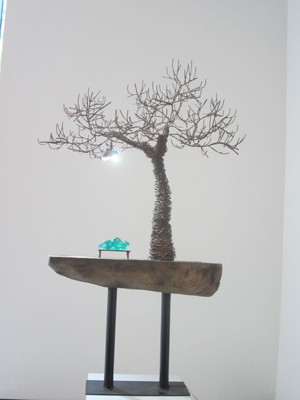 Một sắp đặt giữa hình thể người và cây của Phạm Thái Bình. Một sắp đặt giữa hình thể người và cây của Phạm Thái Bình
