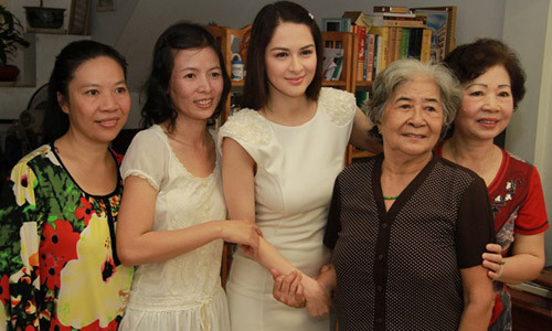 Cả gia đình chúc Marian luôn khỏe mạnh, tiếp tục có những vai diễn hay và thành công trong những dự định tương lai. Marian cũng không quên gửi tặng những món quà cùng lời cảm ơn chân thành đến gia đình khán giả đã hết lòng yêu quý cô. Sau đó, họ cùng chụp hình lưu niệm với cô trước khia chia tay