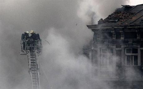 Khói mù mịt quanh khu vực khu chung cư. Ảnh: AP