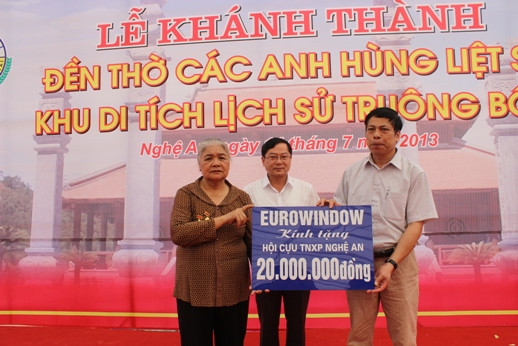 Tổng biên tập báo Tiền phong Lê Xuân Sơn cùng đại diện EURO WINDOW trao 20 triệu đồng cho Hội cựu TNXP Nghệ An.