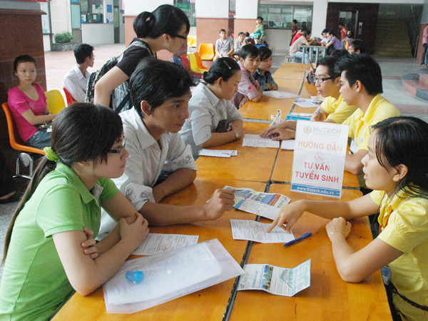 Sinh viên trường ĐH Kỹ thuật Công nghệ TPHCM hướng dẫn xét tuyển NV2 cho thí sinh và phụ huynh. Ảnh: Quang Phương