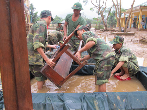 Bộ đội giúp nhà trường vệ sinh bàn ghế 