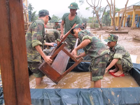 Bộ đội giúp nhà trường vệ sinh bàn ghế 