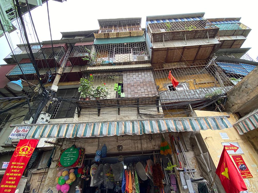 Đây là một trong những chung cư xuống cấp trên địa bàn quận Đống Đa đang được UBND TP Hà Nội đẩy nhanh tiến độ triển khai xây dựng lại. Tuy nhiên, nhiều hộ dân tại đây còn đang băn khoăn về hệ hộ đền bù tại định cư nên chưa muốn di dời.