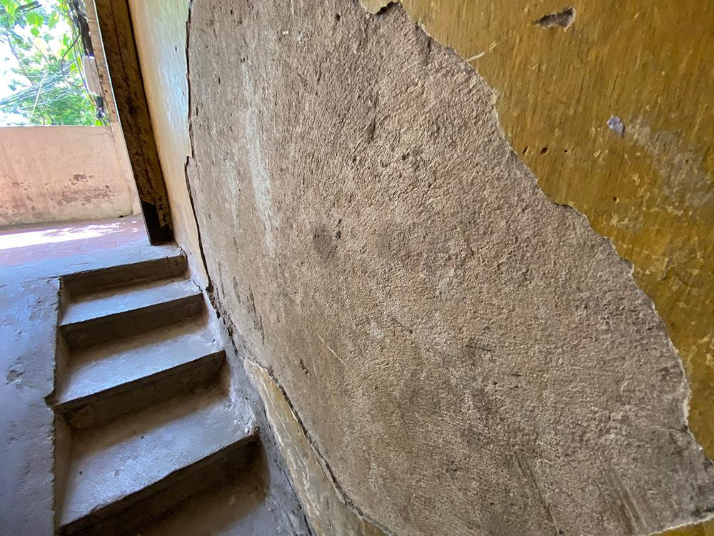 Theo ghi nhận của PV, tại khu chung cư cũ Ngọc Khánh có dấu hiệu xuống cấp. Cầu thang, tường bị bong tróc...