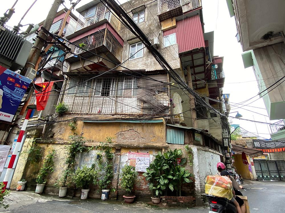 Khu tập thể cũ số 60 Thổ Quan với 3 dãy nhà cao 5 tầng được xây dựng cách đây hơn 40 năm, là một trong những chung cư cũ xuống cấp trên địa bàn quận Đống Đa.