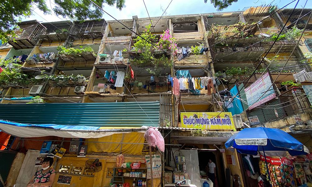 Chung cư C8 Giảng Võ (quận Ba Đình) xuống cấp, nguy hiểm sau nhiều năm sử dụng.