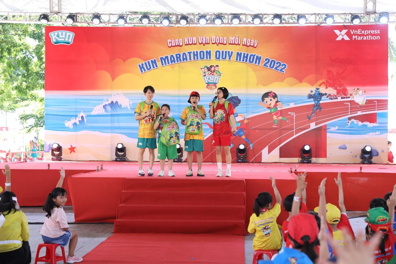 Các bạn nhỏ hào hứng phát biểu trong phần giao lưu với chị Thơ Nguyễn. Ảnh: PV Các bạn nhỏ hào hứng phát biểu trong phần giao lưu với chị Thơ Nguyễn. Ảnh: PV