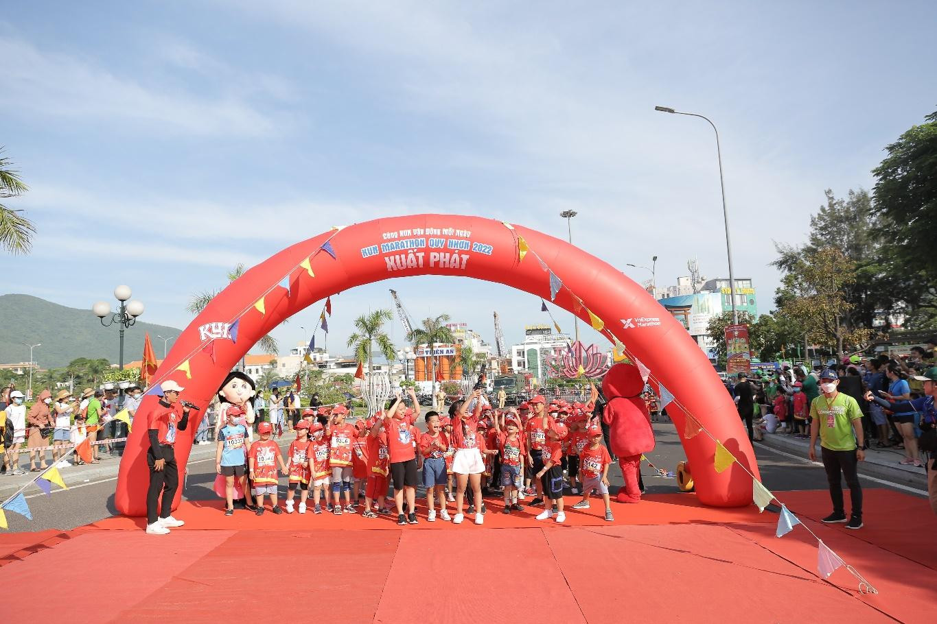 Những runners nhỏ tuổi nhất giải chạy hào hứng trước giờ xuất phát. Ảnh: PV Những runners nhỏ tuổi nhất giải chạy hào hứng trước giờ xuất phát. Ảnh: PV