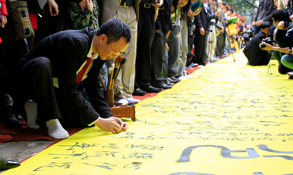 Mỗi tác phẩm đều kết thúc bằng công đoạn đóng ấn chương