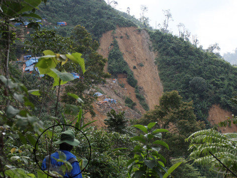 PV Tiền Phong tiếp cận hiện trường vụ sạt lở gây sập lán trại ở bãi vàng . PV Tiền Phong tiếp cận hiện trường vụ sạt lở gây sập lán trại ở bãi vàng