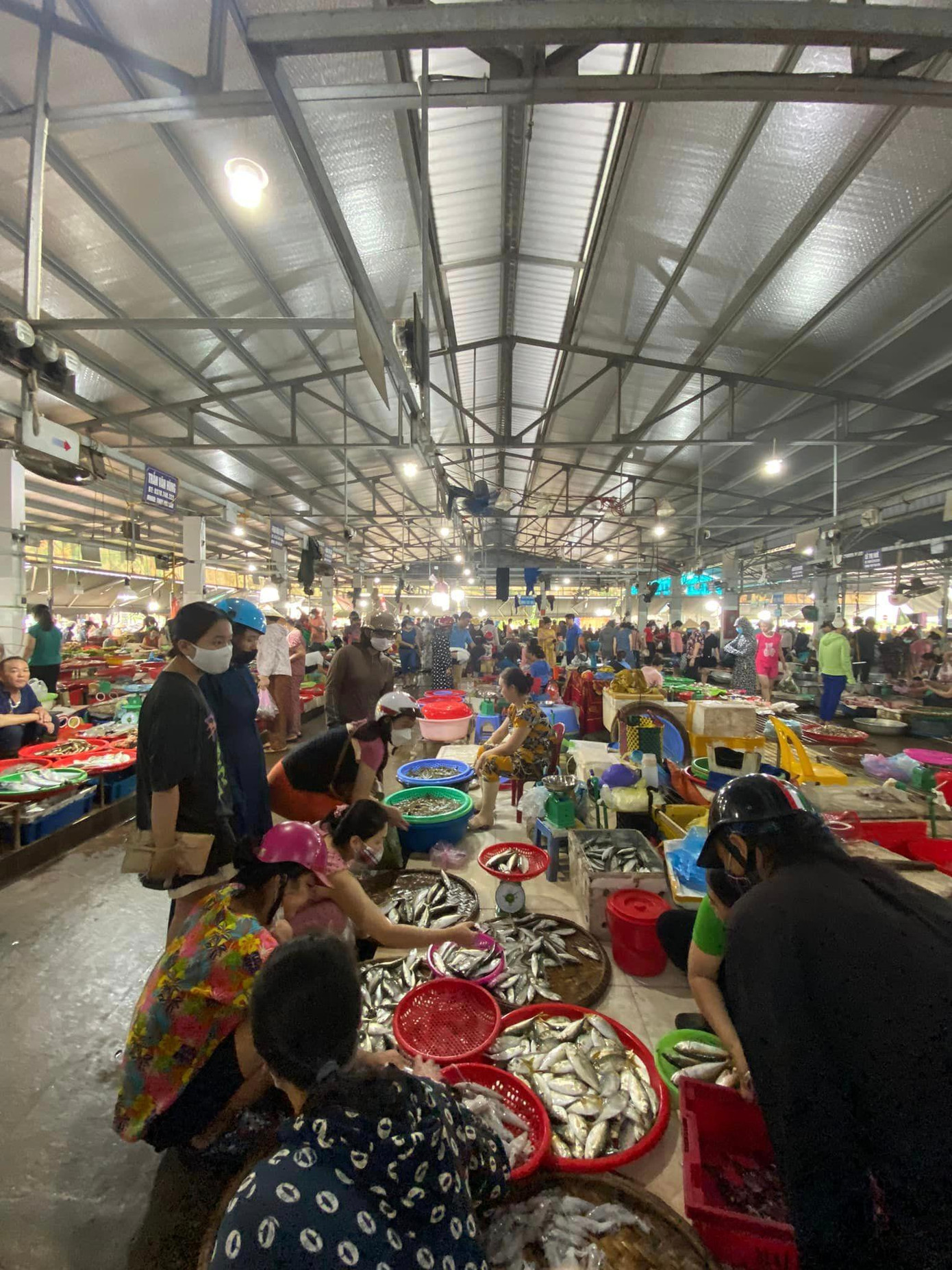 Phía bên trong chợ Đông Vệ.