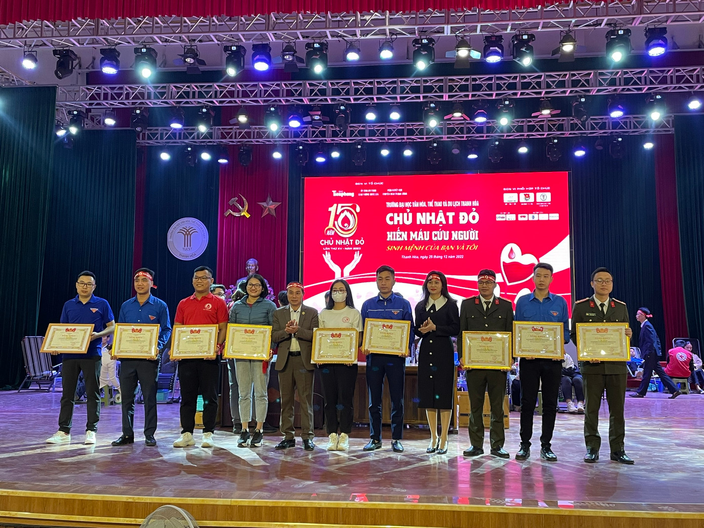 Đoàn thanh niên Công an tỉnh Thanh Hoá cùng các tập thể, cá nhân được tặng Bằng khen về công tác hiến máu tình nguyện.