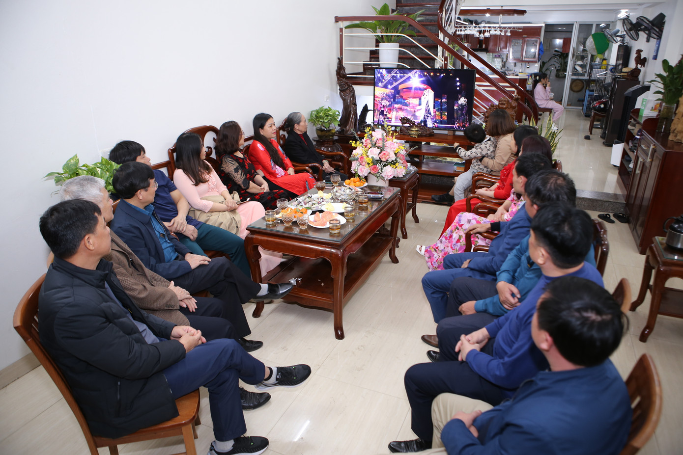 Người thân tập trung tại nhà riêng của bố mẹ Linh tại TP Thanh Hoá để xem cuộc thi qua truyền hình, cổ vũ cho Linh. Người thân tập trung tại nhà riêng của bố mẹ Linh tại TP Thanh Hoá để xem cuộc thi qua truyền hình, cổ vũ cho Linh.